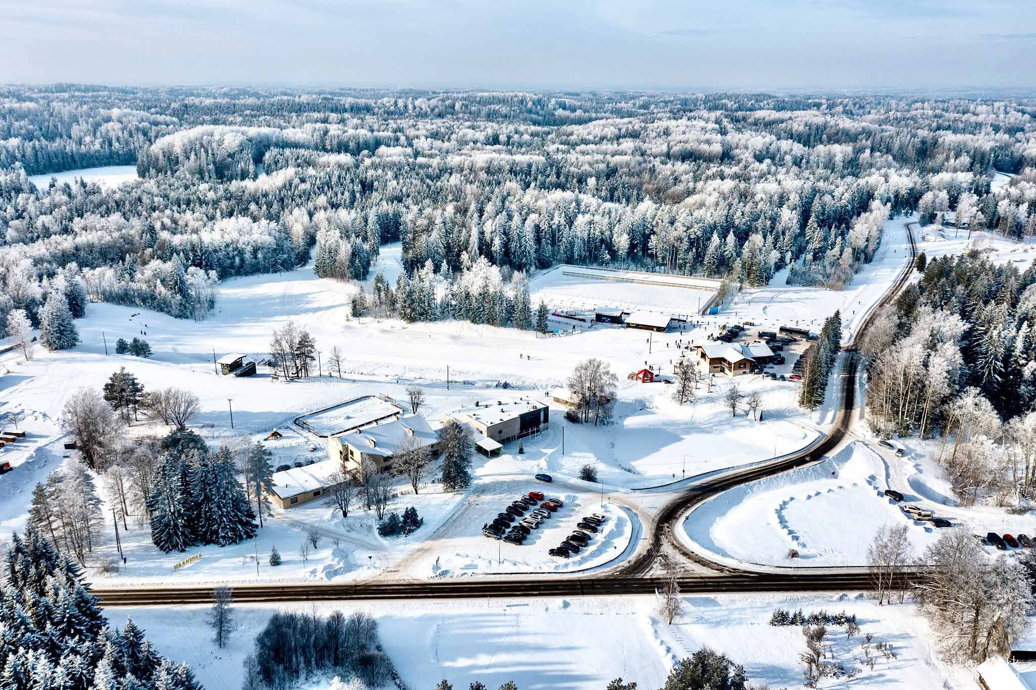 Hiilgavaimate radadega Haanja jaanuaris 2026. Radade eest hoolitseb ainult kaks meest lausa võimete piiril, tervist ohtu seades.  Foto: Martin Mark